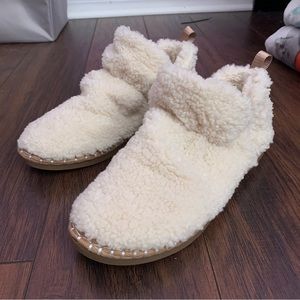 GB fuzzy boot slippers women’s 9.5
